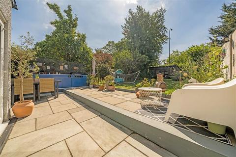 96 Pitfold Road, London, SE12 9HY