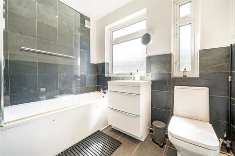 96 Pitfold Road, London, SE12 9HY