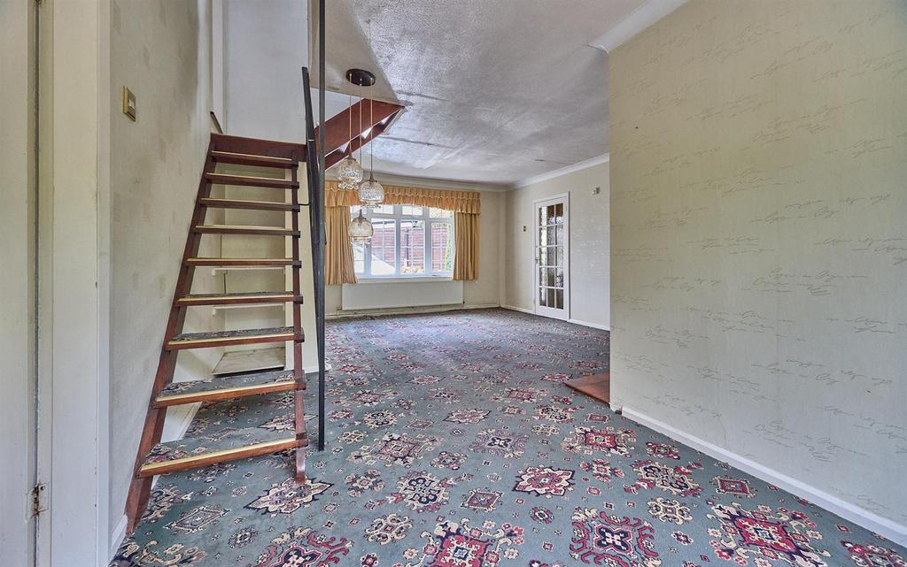 Lounge dining room to front