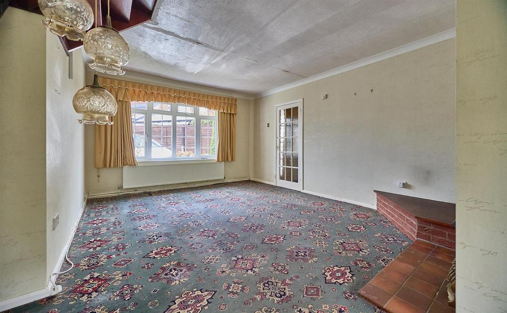 Lounge dining room to front