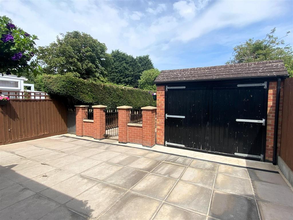 Workshop &amp; patio