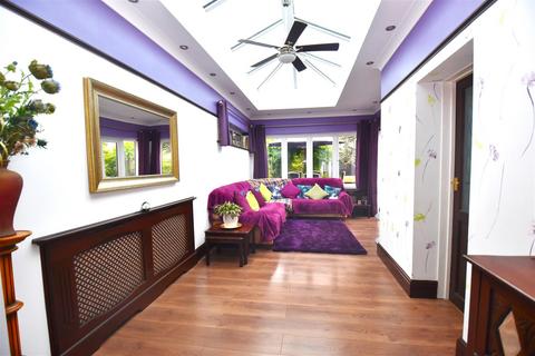 4 bedroom chalet for sale, Oxford Road, Rochford