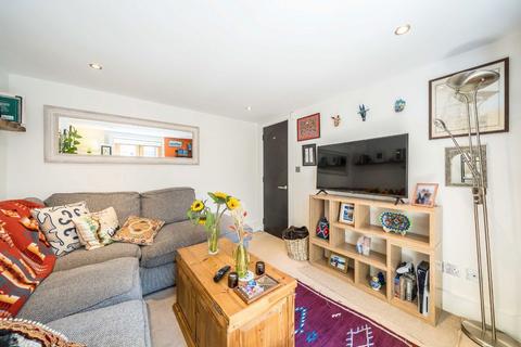 2 bedroom flat for sale, Ferndale Road, London SW4
