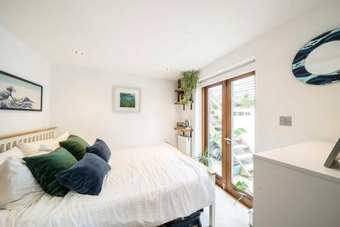 2 bedroom flat for sale, Ferndale Road, London SW4