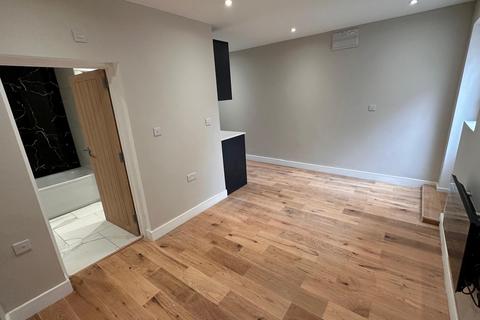 Studio to rent, Connect Lane, London, IG6