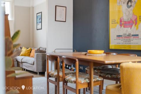 Flat A, 35 Allen Road, London, N16 8RX