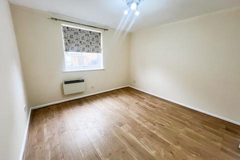 2 bedroom ground floor flat to rent, Fishguard Way, London, E16