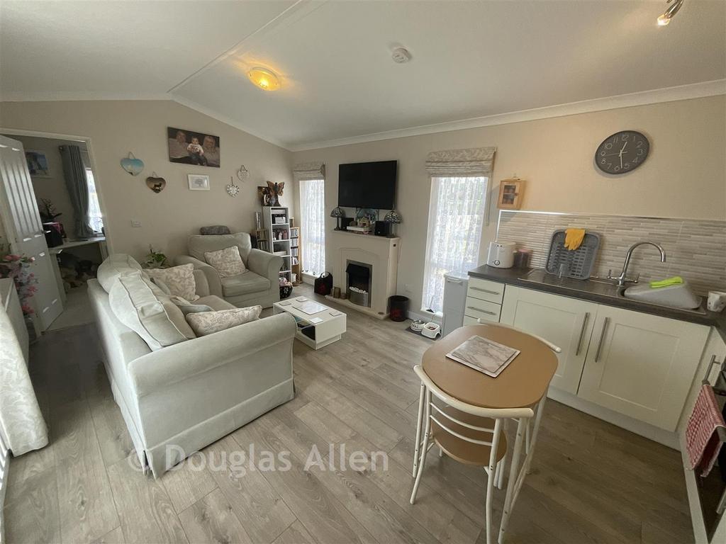 Lounge/Kitchen Area