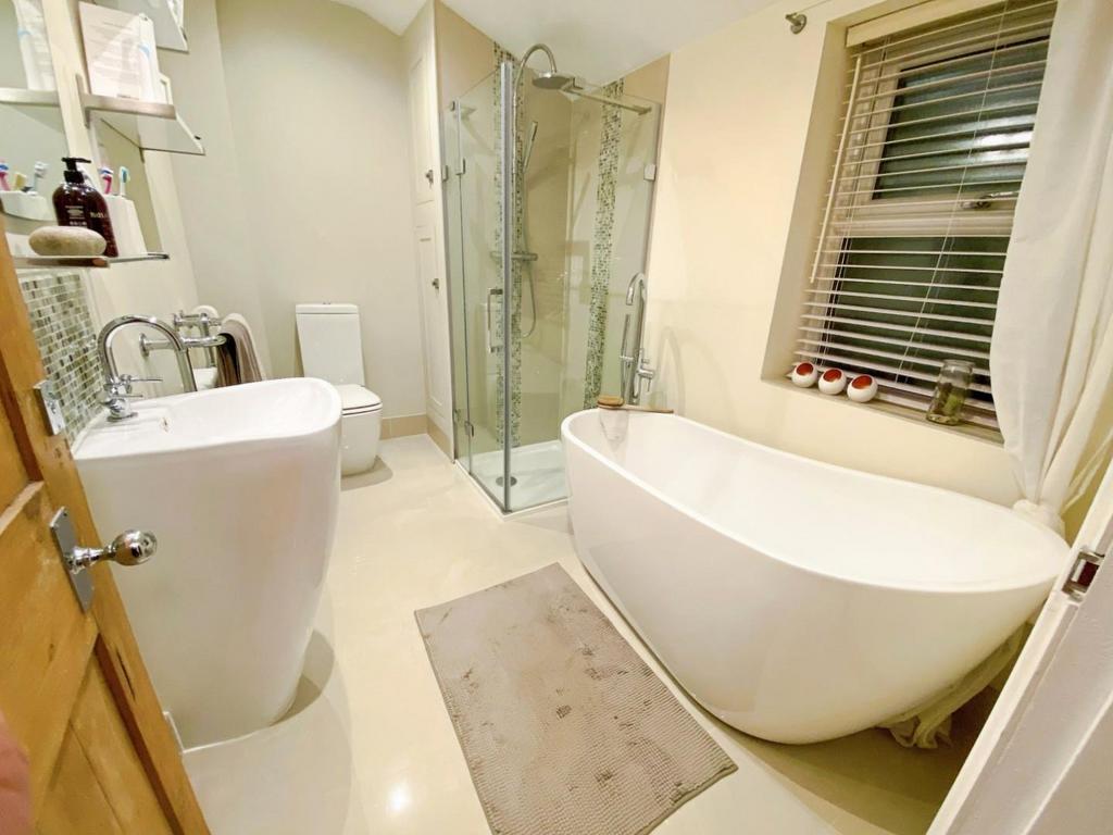 Ca297979-NEWBATH.jpg