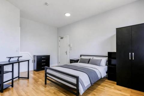 Studio to rent, Uxbridge Road, London W3