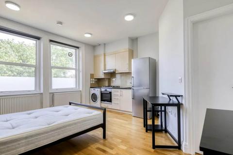 Studio to rent, Uxbridge Road, London W3