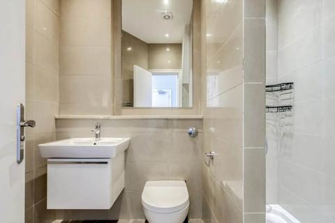 Studio to rent, Uxbridge Road, London W3