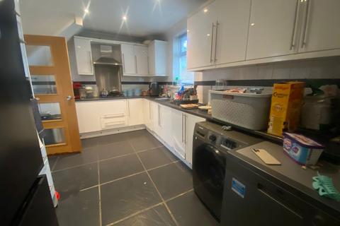 5 bedroom semi-detached house to rent, Fawn Road, Chigwell IG7 4HG