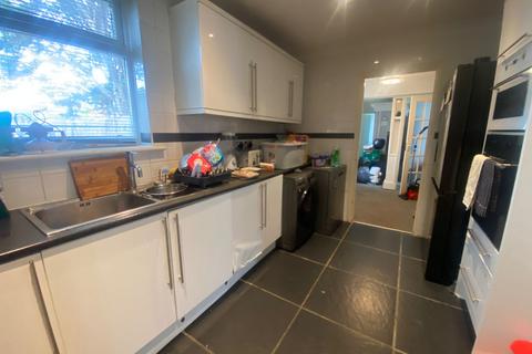 5 bedroom semi-detached house to rent, Fawn Road, Chigwell IG7 4HG