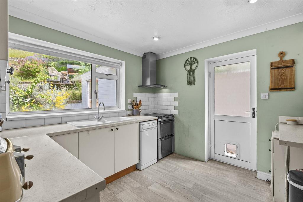9 Warwick Avenue, HP12 4 NG-4.jpg