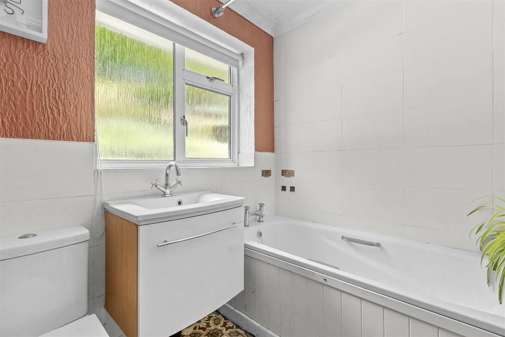 9 Warwick Avenue, HP12 4 NG-6.jpg
