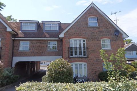 2 bedroom flat to rent, Lower Kingswood