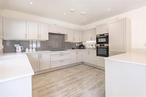 2 bedroom detached bungalow for sale, Vardon Drive, Bishops Stortford