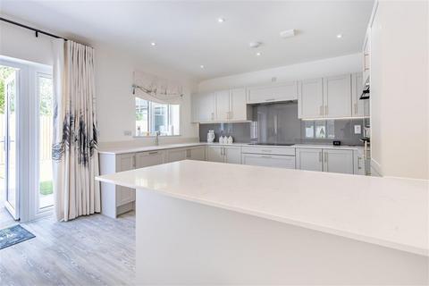 2 bedroom detached bungalow for sale, Vardon Drive, Bishops Stortford