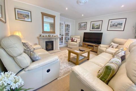 53 Manor Gardens, Warminster, BA12 8PN