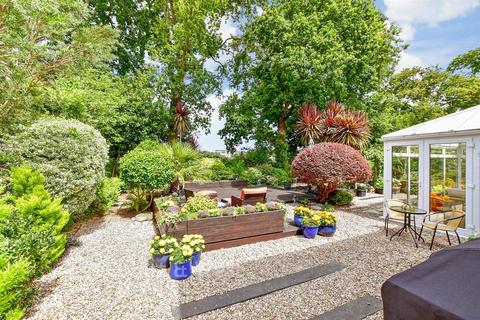 3 Bathurst Close, Hayling Island, PO11 0UA