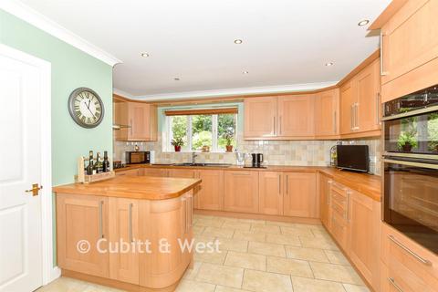 3 Bathurst Close, Hayling Island, PO11 0UA