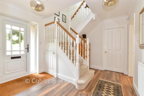3 Bathurst Close, Hayling Island, PO11 0UA