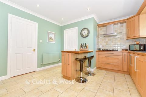 3 Bathurst Close, Hayling Island, PO11 0UA