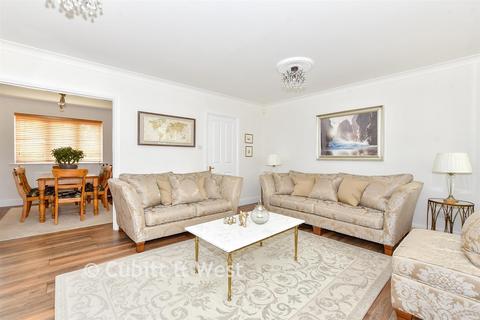 3 Bathurst Close, Hayling Island, PO11 0UA