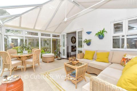 3 Bathurst Close, Hayling Island, PO11 0UA