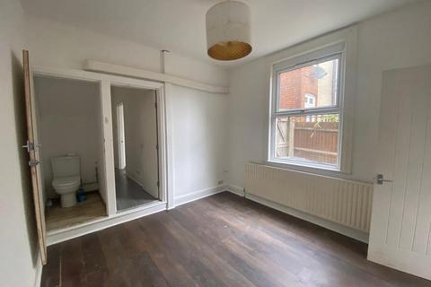 1 bedroom in a house share to rent, Waddon Park Avenue, Croydon, CR0