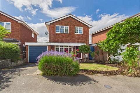 3 bedroom detached house for sale, Parkfield Close, Hartlebury, DY11 7TW