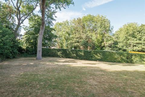 13 Warwick Gardens, Thames Ditton, KT7 0RA