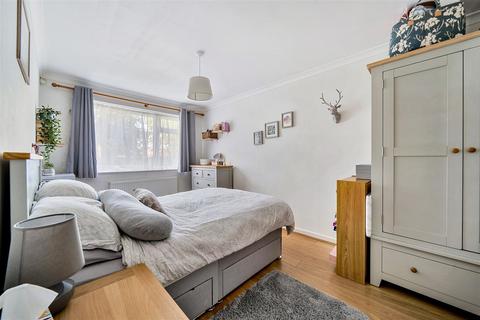 13 Warwick Gardens, Thames Ditton, KT7 0RA