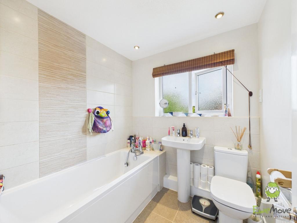 Family bathroom - Charlotte Thomasson Ewemove Whit