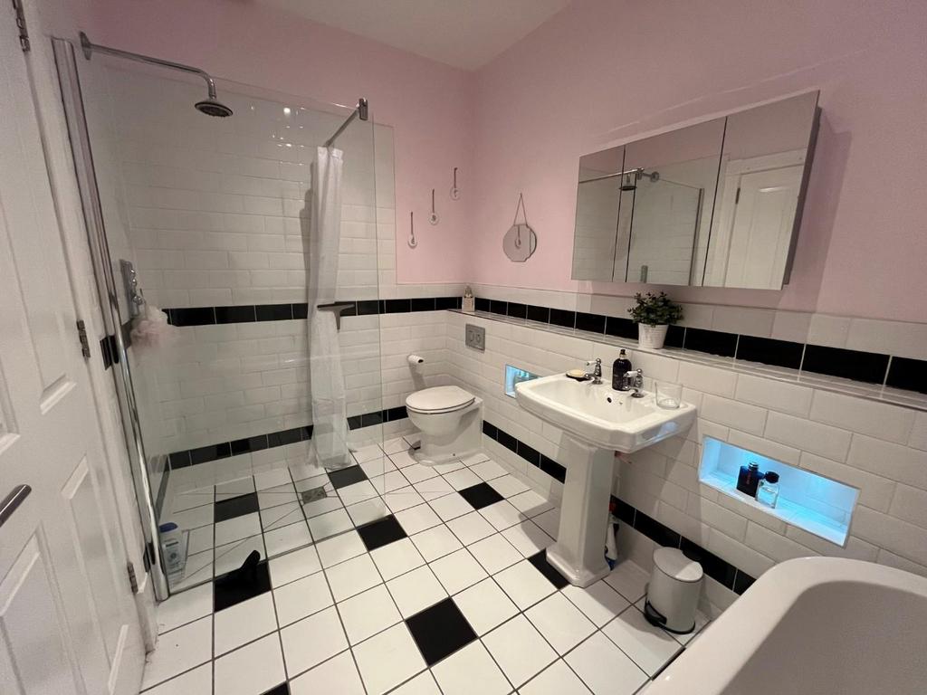 En suite to bedroom one