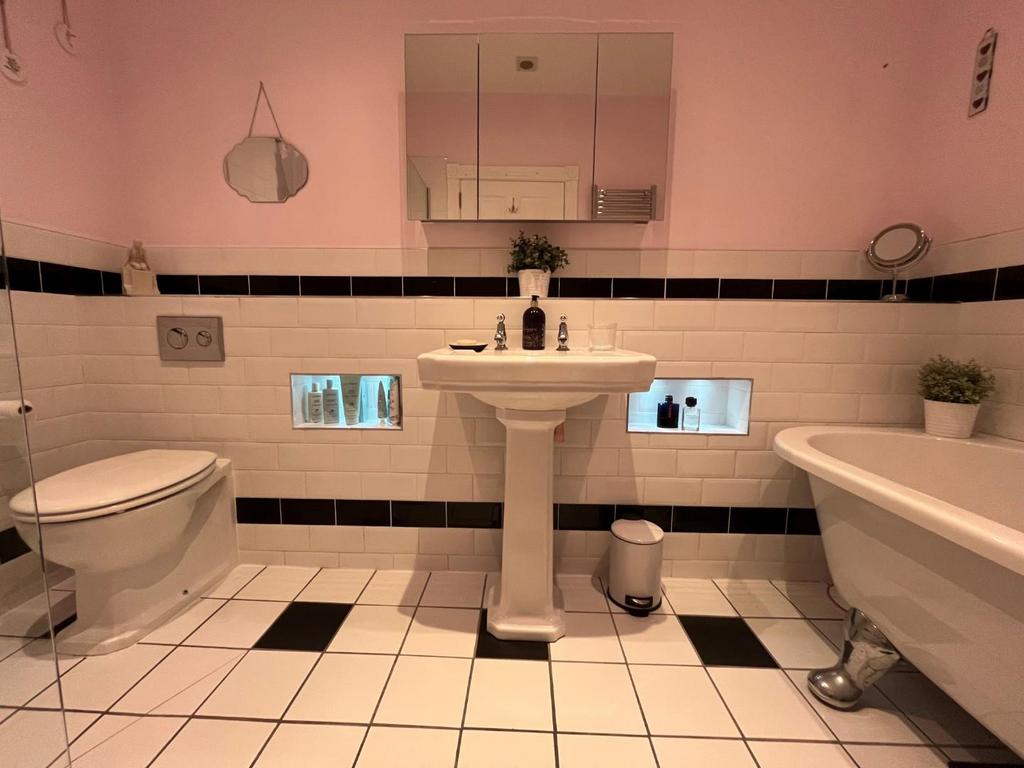 En suite to bedroom one