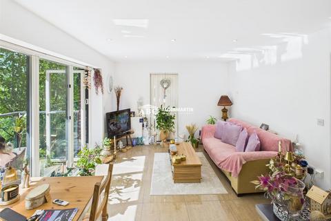 2 bedroom flat for sale, Shearwater Drive, London