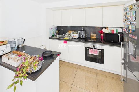 2 bedroom flat for sale, Shearwater Drive, London