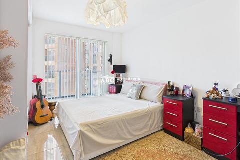 2 bedroom flat for sale, Shearwater Drive, London