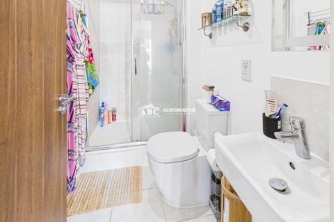 2 bedroom flat for sale, Shearwater Drive, London