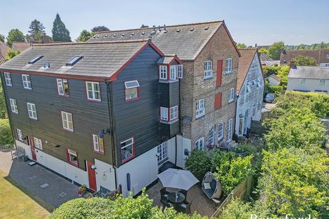 3 bedroom terraced house for sale, Barn View Road, Coggeshall, CO6