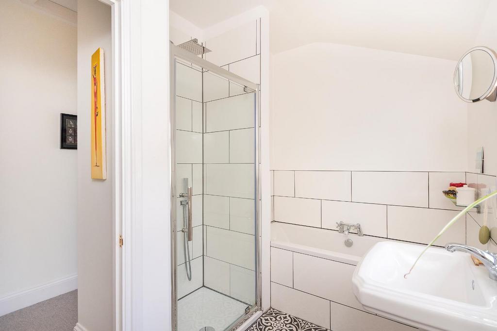 1 B9 RKE - Bathroom B.jpg