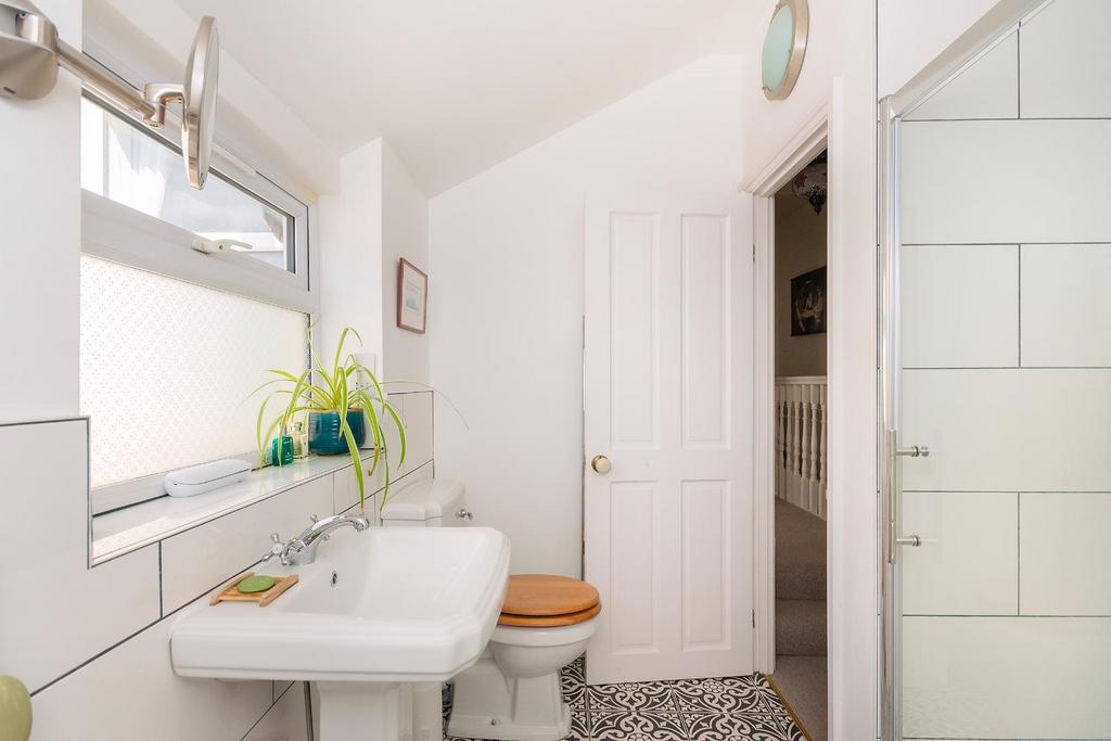 1 B9 RKE - Bathroom A.jpg