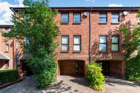 Farriers Close, Epsom KT17