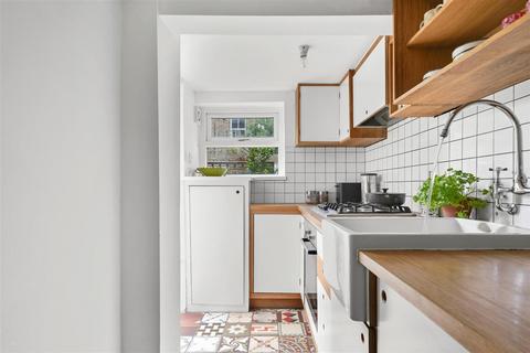 111a Foulden Road, London, N16 7UH
