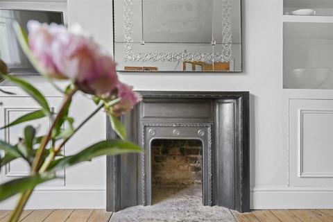 111a Foulden Road, London, N16 7UH