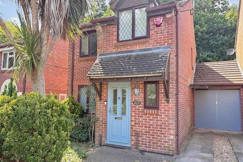 3 bedroom detached house for sale, Pevensey Road, Horsham RH13