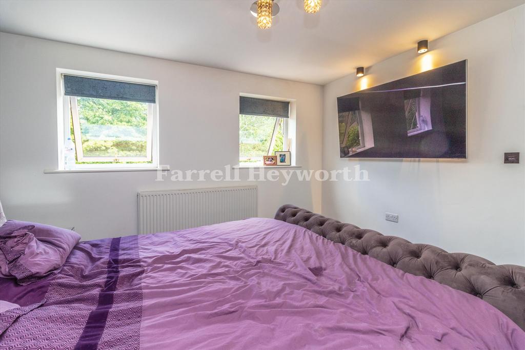 Bedroom 1 image 3
