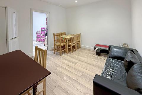 30 Colwyn Crescent, Hounslow, TW3 4AW